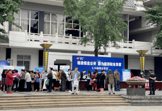 和平区成功举办第13届'5.15政务公开日'政策咨询活动，重点提供卫健及社会经济咨询服务